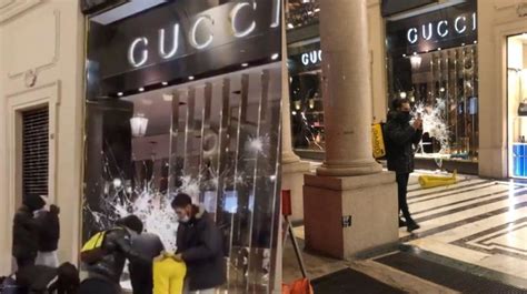 torino manifestazione gucci|Guarda il video dei saccheggi da Gucci a Torino.